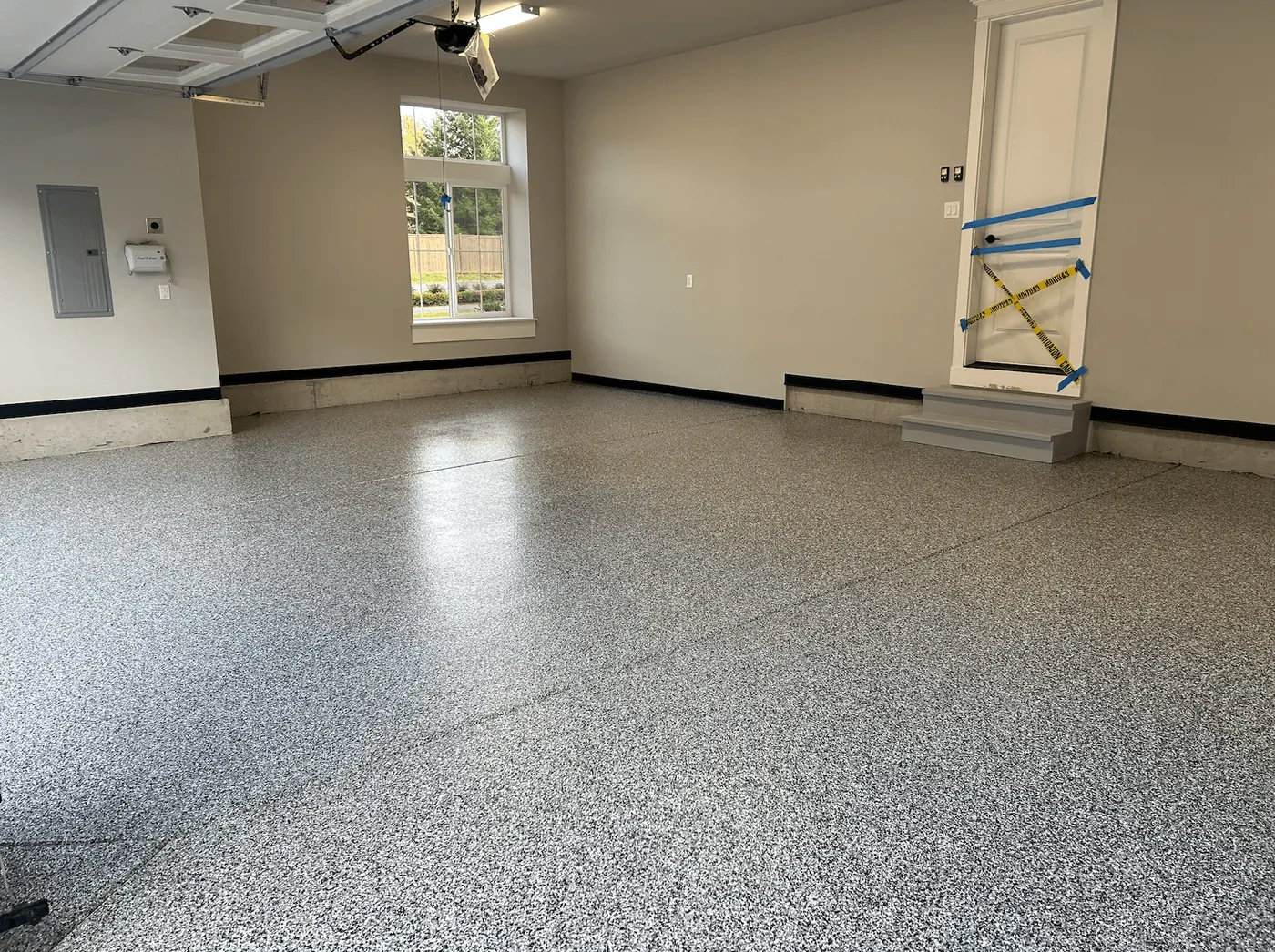 Seattle-area garage with a driftwood flake floor coating